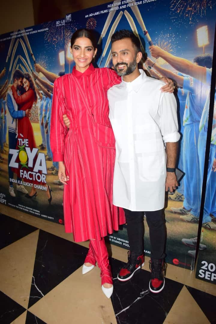 आनंद और सोनम ने यहां पोज भी दिया और खूब मस्ती की.