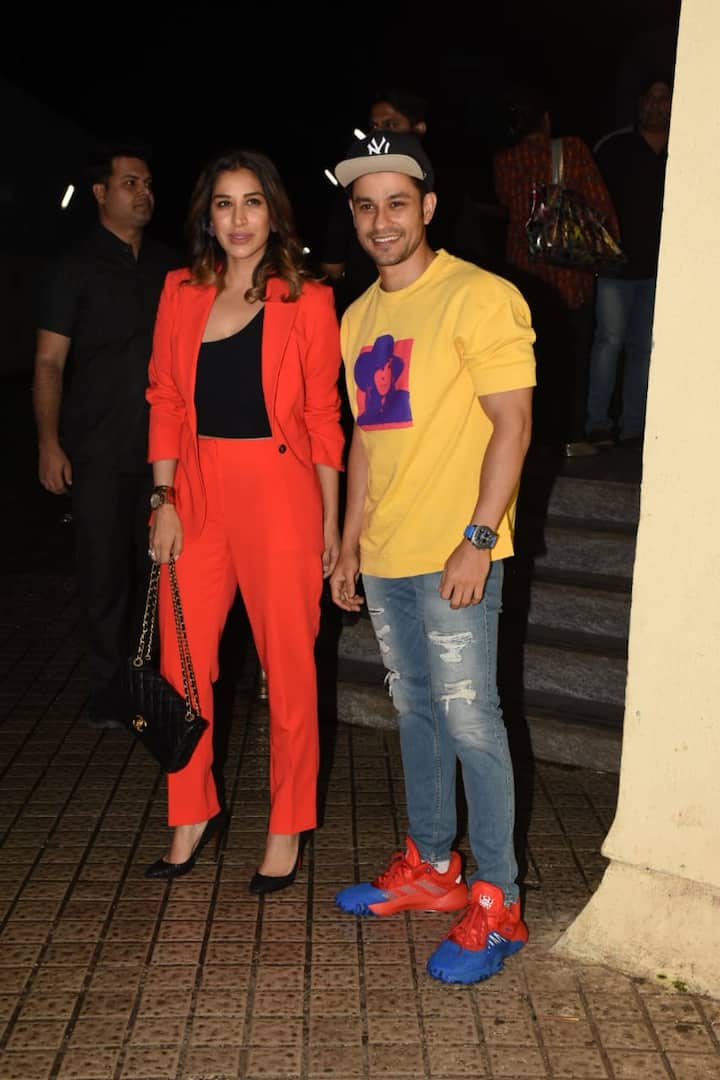 अभिनेता कुनाल खेमू और सोफी चौधरी भी यहां पहुंचे. दोनों ने साथ में पोज दिया.