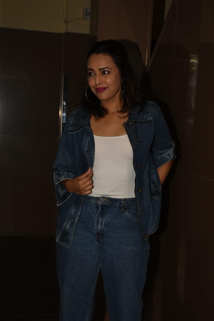 अभिनेत्री स्वरा भास्कर भी दिखीं. अपनी दोस्त सोनम की इस फिल्म को वो कैसे मिस कर सकती थीं.