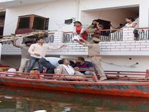 बाढ़ से मुश्किल हालात: UP, बिहार के कई बड़े जिले डूबे, मध्य प्रदेश में अब तक 225 की मौत