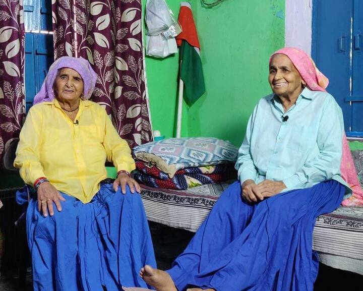 इन दोनों महिलाओं की कहानी फिल्मी भले ही लगती है लेकिन ये सभी के लिए प्रेरणादायक है. आपको बता दें कि इन दोनों ने 60 साल की उम्र में स्थानीय राइफल क्लब में शूटिंग सीखनी शुरू की थी. जी हां, इस उम्र में लोग रिटायरमेंट लेते हैं लेकिन इन दोनों ने अपने करियर की शुरुआत के लिए इसे चुना. दोनों खूब लोकप्रिय हुईं, काफी ट्रॉफियां जीतीं और अब उन पर बॉलीवुड की फिल्म ‘सांड की आंख’ रिलीज होने वाली है.