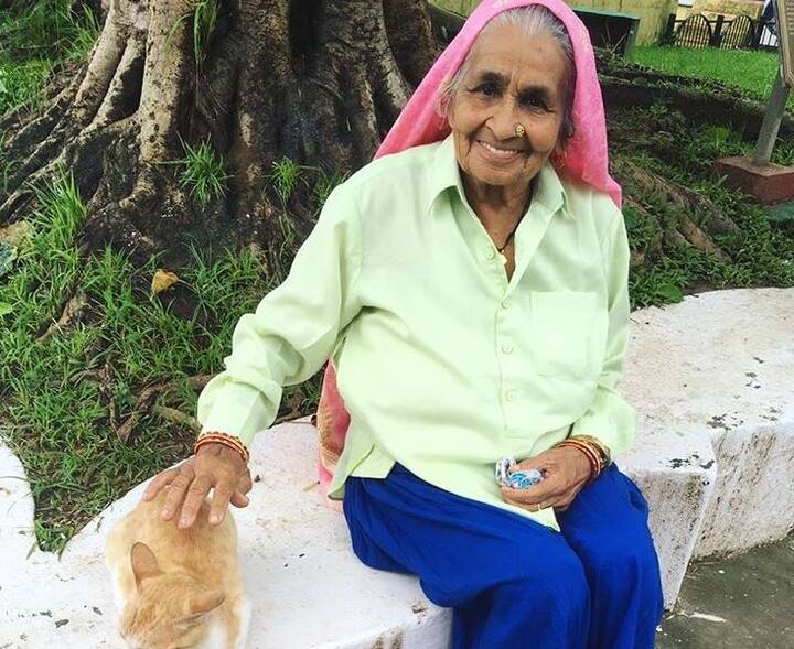यूपी के एक छोटे से गांव की दो बुजुर्ग महिलाओं की कहानी ने जज्बे की एक अलग ही कहानी बयान की है. उनके जज्बे के आगे नौजवान भी फीके नजर आते हैं.