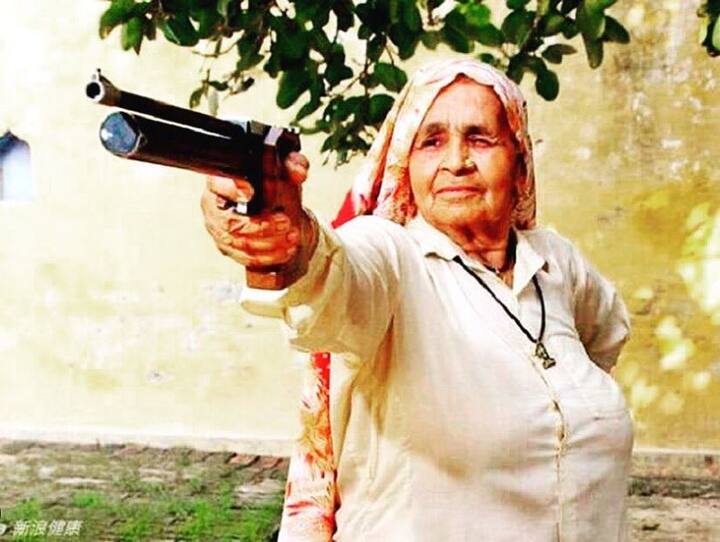 दो हफ्ते बाद उनकी रिश्तेदार प्रकाशी भी उनके नक्शेकदम पर चल पड़ीं. प्रकाशी अब 82 वर्ष की हो गई हैं. चंद्रो बताती हैं कि एक वक्त पर उनका गांव जोहरी आटा चक्की के लिए मशहूर हुआ कर था .लेकिन अब इस गांव में देश भर से शूटर आते हैं. प्रकाशी ने वर्ष 2000 में वेटरन श्रेणी में पहली महिला उत्तरप्रदेश राज्य स्वर्ण पदक पुरस्कार जीता था.