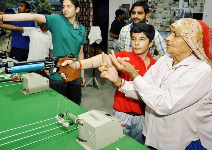 फिल्म में भूमि ने चंद्रो और तापसी ने प्रकाशी की भूमिका निभाई है और वे अब भी बुजुर्ग महिलाओं के संपर्क में हैं. उनके घर के पास ‘शूटर दादी’ के बोर्ड लगे हैं जिस पर ‘बेटी बचाओ, बेटी खिलाओ, बेटी पढ़ाओ’ भी लिखा हुआ है. खिलाओ का मतलब खेलने देने से है. प्रकाशी ने कहा, ‘लड़की को खुश होना चाहिए चाहे वह पिता के घर में हो या पति के घर में.’ (सभी तस्वीरें - इस्टाग्राम @shooterdadiofficial)