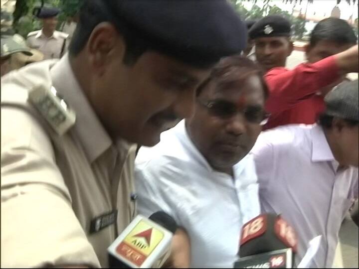 बिहार: सीएम के सरकारी आवास के नजदीक आरजेडी विधायक का धरना, पुलिस ने हिरासत में लिया Bihar RJD MLA Saroj Yadav protest in front of cm house बिहार: सीएम के सरकारी आवास के नजदीक आरजेडी विधायक का धरना, पुलिस ने हिरासत में लिया