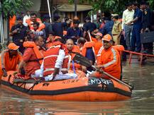 वाराणसी में बाढ़ पीड़ितों से मिले सीएम योगी, कहा- पीएम और यूपी सरकार आपके साथ