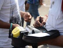 ‘हेलमेट’ नहीं पहनने पर नोएडा में बस चालक का कटा चालान, कहा- अदालत जाऊंगा