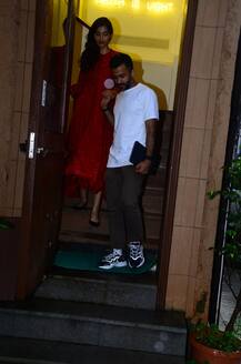 IN PICS: पति आनंद आहूजा के साथ मस्ती करते स्पॉट हुई सोनम कपूर, सामने आई खूबसूरत तस्वीरें