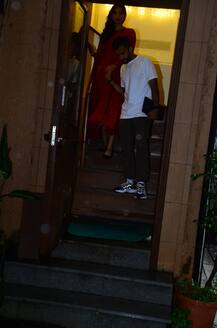 IN PICS: पति आनंद आहूजा के साथ मस्ती करते स्पॉट हुई सोनम कपूर, सामने आई खूबसूरत तस्वीरें