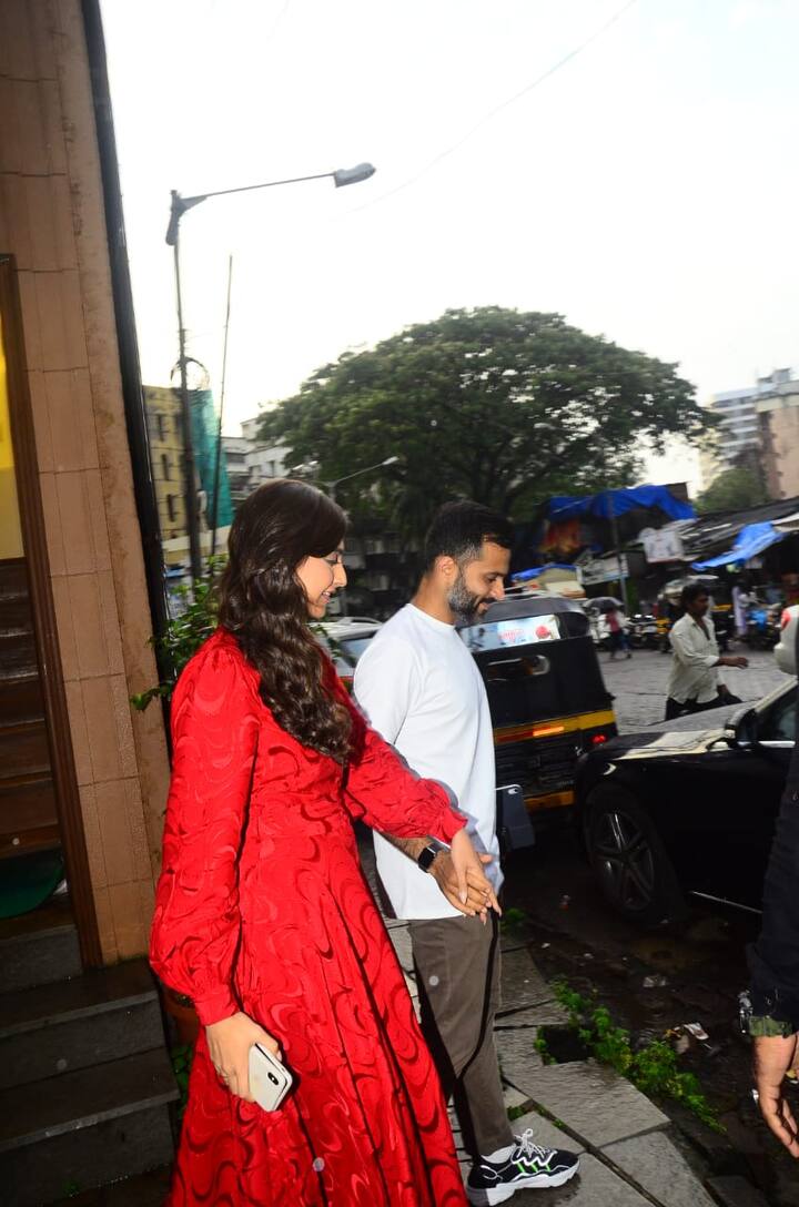 फिल्म के प्रमोशन के बिजी शेड्यूल के बाद सोनम अब अपना टाइम पति को दे रही हैं. (Photo Credit: Manav Manglani)