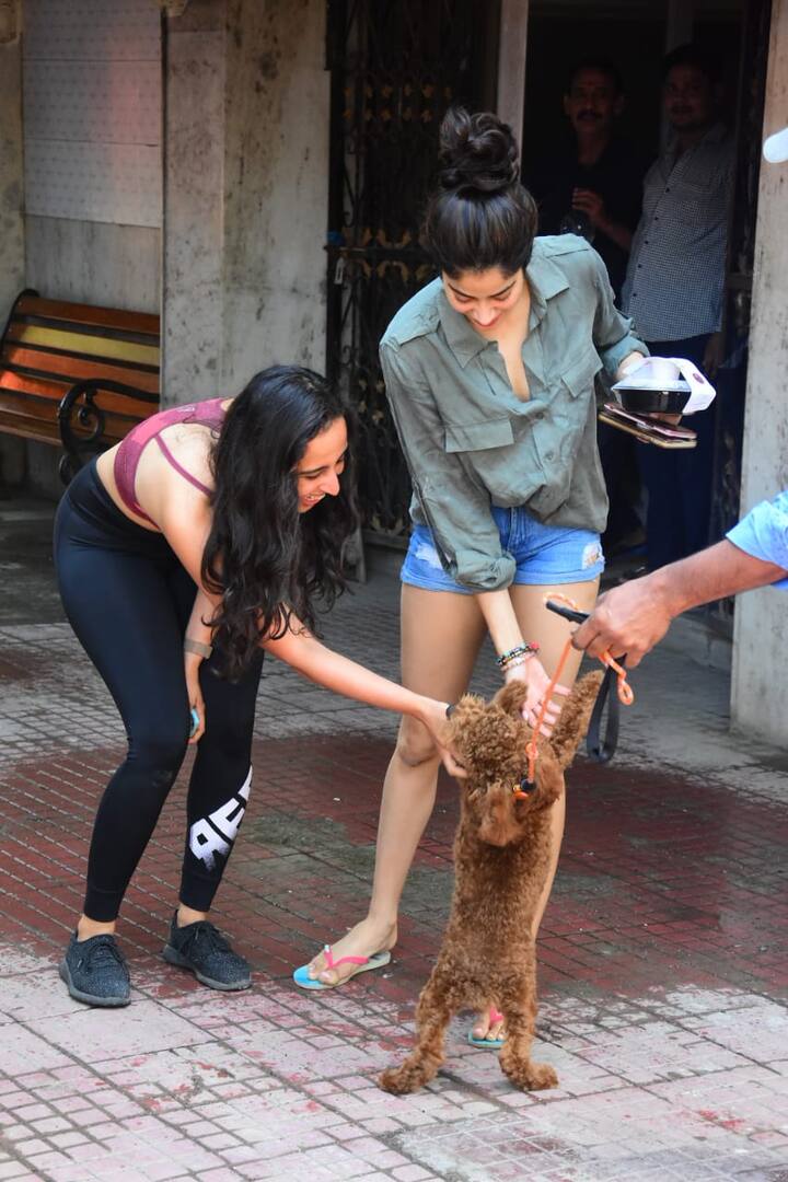 जिम के लुक को कंफर्टेबल बनाने के लिए जाह्नवी ने बालों का बन बनाया हुआ था. (Photo Credit: Manav Manglani)