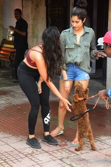 PHOTOS: जिम के बाहर कुत्ते के साथ खेलती दिखीं जाह्नवी कपूर, सामने आई बेहद प्यारी तस्वीरें