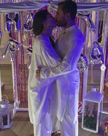 IN PICS: देर रात पटौदी पैलेस में नवाबी अंदाज में मना करीना कपूर के बर्थडे का जश्न, मम्मी की गोद में खेलते दिखे तैमूर