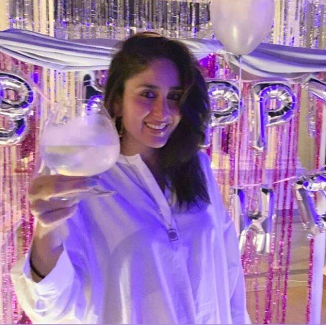 तस्वीरों में आप देख सकते हैं कि ग्लैमर से परे अपने बर्थडे सेलिब्रेशन में करीना कपूर सफेद रंग के कुर्ता पजामा में बेहद सिंपल लुक में दिखाई दे रही हैं. वहीं सैफ भी करीना के साथ सफेद कुर्ता पजामा में ट्विनिंग करते नजर आ रहे हैं. (Photo Credit: @therealkarismakapoor Instagram)