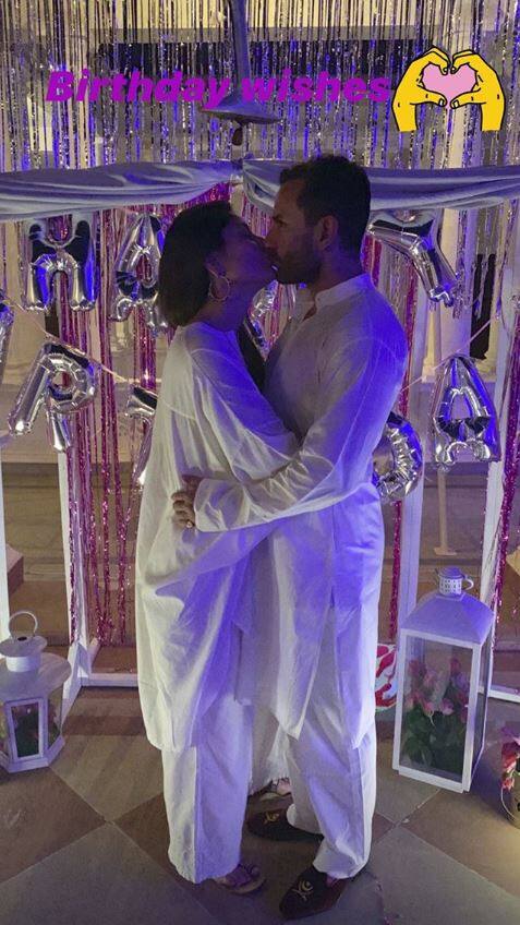 बर्थडे किस के दौरान ये कपल पूरी तरह से एक दूसरे में खोया दिखाई दे रहा है. (Photo Credit: @therealkarismakapoor Instagram)