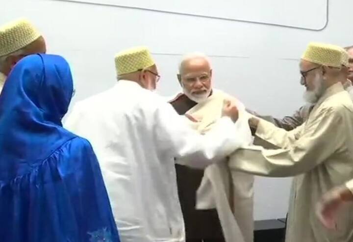 प्रधानमंत्री नरेंद्र मोदी ने आज ह्यूस्टन में सिख, बोहरा और कश्मीरी पंडितों के एक-एक प्रतिनिधिमंडल से अलग-अलग मुलाकात की. यहां प्रधानमंत्री ने लोगों से बात की और उनके साथ फोटो खिंचवाई.
