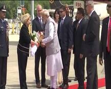 IN PICS: एयरपोर्ट पर स्वागत के दौरान गुलदस्ते से गिरे फूल को पीएम ने खुद उठाया, दंग रह गए अधिकारी