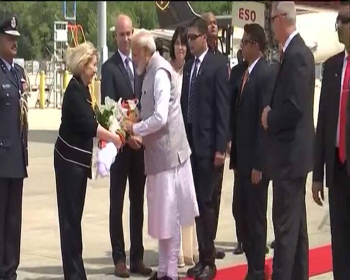 प्रधानमंत्री नरेंद्र मोदी ने अमेरिका से दुनिया को स्वच्छता का संदेश दिया है. दरअसल, ‘हाउडी मोदी’ कार्यक्रम में भाग लेने अमेरिका पहुंचे पीएम मोदी का स्वागत एक प्रतिनिधिमंडल ने फूलों का गुलदस्ता देकर किया. गुलदस्ते से एक फूल नीचे गिर गया. इसके बाद पीएम मोदी ने सभी को चौंकाते हुए खुद से उसे उठाया.