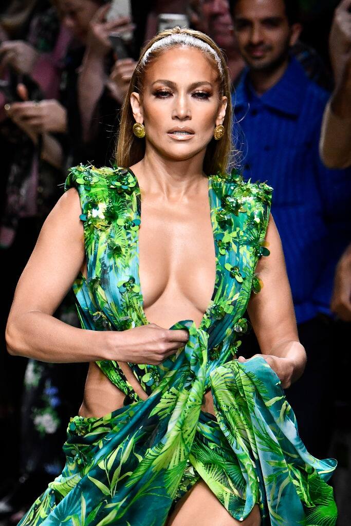 19 साल बाद जब जेनिफर लोपेज ऐसी ही ड्रेस पहनकर रैम्प वॉक के लिए आईं तो पुरानी यादें ताजा हो गईं. (Photo Credit: Getty Images)