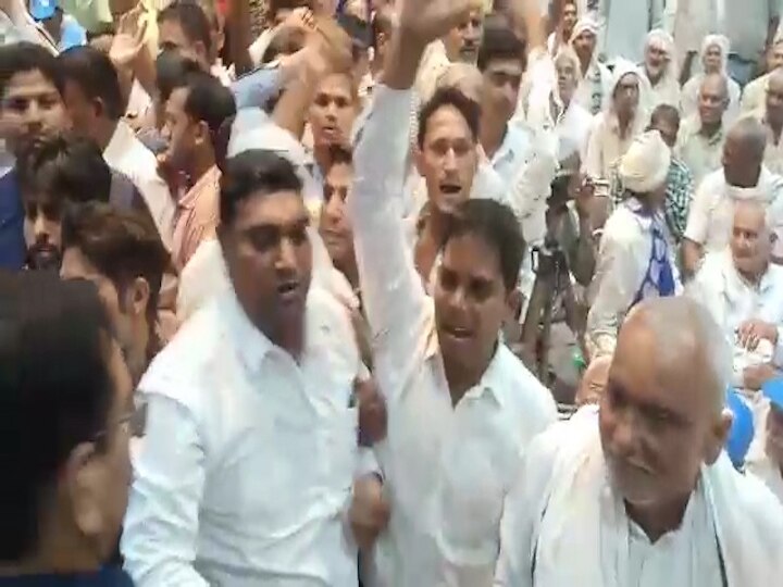 Tussle in Faridabad BSP program over ticket issue in Upcoming Assembly election फरीदाबादः BSP के कार्यकर्ता सम्मलेन में जमकर चली लाठियां, महासचिव सतीश चंद्र मिश्रा की मौजूदगी में हुआ हंगामा