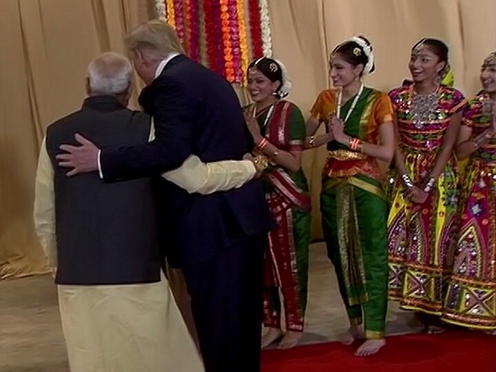 what happend when trump meet pm modi on stage जानें- क्या हुआ जब डोनाल्ड ट्रंप Howdy Modi के मंच पर पहुंचे