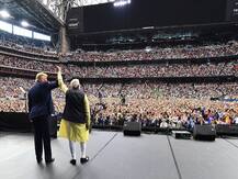 अमेरिका: ह्यूस्टन में Howdy Modi के मंच से बोले पीएम मोदी- \'अबकी बार ट्रंप सरकार\'