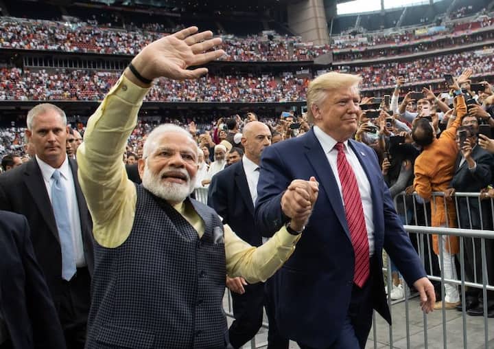 अमेरिकी सांसदों के बीच पीएम मोदी और ट्रंप बातचीत करते नजर आए. यहां उन्होंने ट्रंप को स्टेडियम का चक्कर लगाने के लिए मनाया.