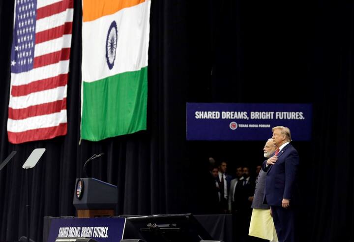 राष्ट्रगान के बाद दोनों ने एक दूसरे की तारीफ के कसीदे पढ़ दिए.