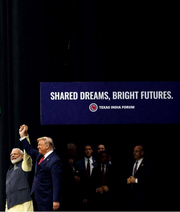 लोगों की भीड़ के सामने मोदी ने ट्रंप का हाथ पकड़ा तो ट्रंप ने भी हाथ को फौरन थाम लिया.