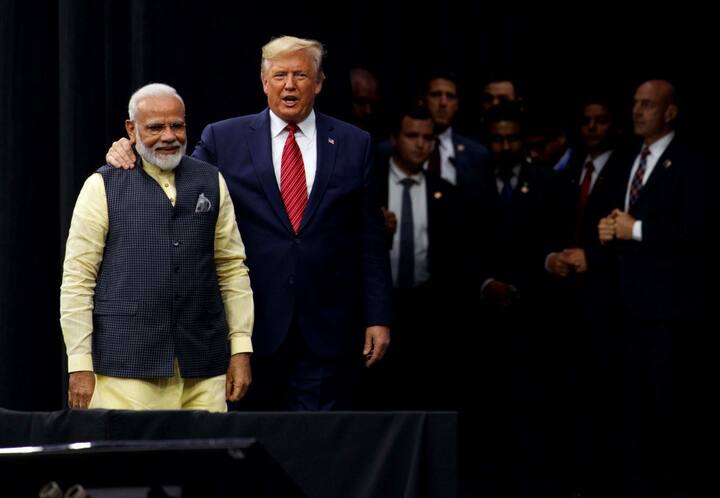 यहां ट्रंप ने ही मोदी के कंधे पर हाथ रखा.