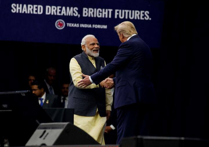 मोदी ने ट्रंप की तारीफ के पुल बांध दिए हो भी क्यों ट्रंप हाउडी मोदी कार्यक्रम में हमारे मेहमान थे जो सारी पुरानी परंपराएं तोड़ कर पहुंचे थे.