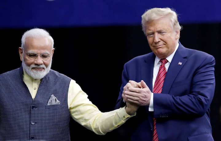 यहां मोदी ने ट्रंप का हाथ थामा और उन्हें लेकर बढ़ चले NRG स्टेडियम में मौजूद 50 हजार भारतीय मूल के लोगों का शुक्रिया करने.