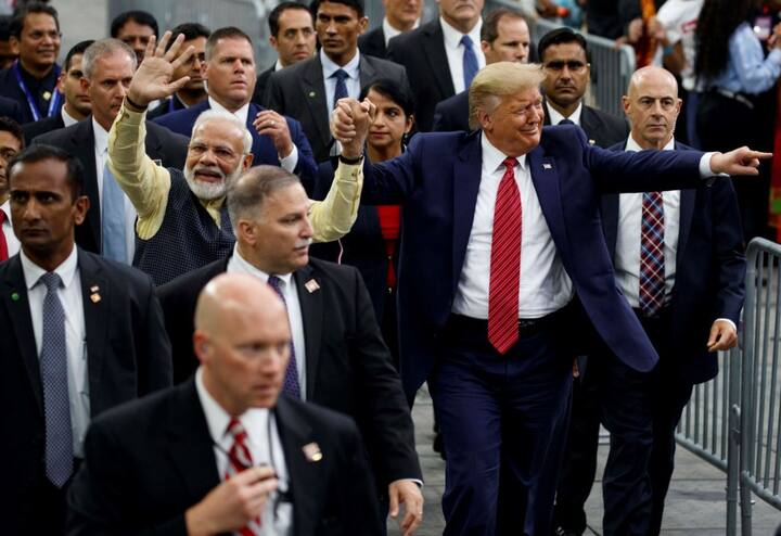 राष्ट्रपति ट्रंप ने पुरानी परंपराए तोड़ कर भारतीय प्रधानमंत्री के कार्यक्रम में शामिल होकर नया इतिहास बनाया.