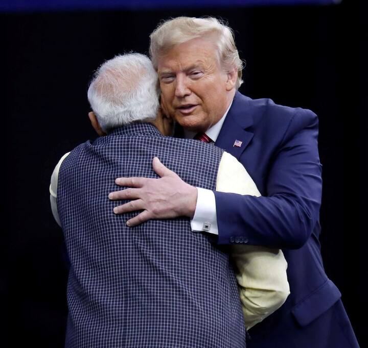 सिर्फ हाथ ही नहीं मिलाए दोनों नेता मंच पर गले भी मिले. पीएम मोदी ने ट्रंप की पीठ भी थपथपाई.