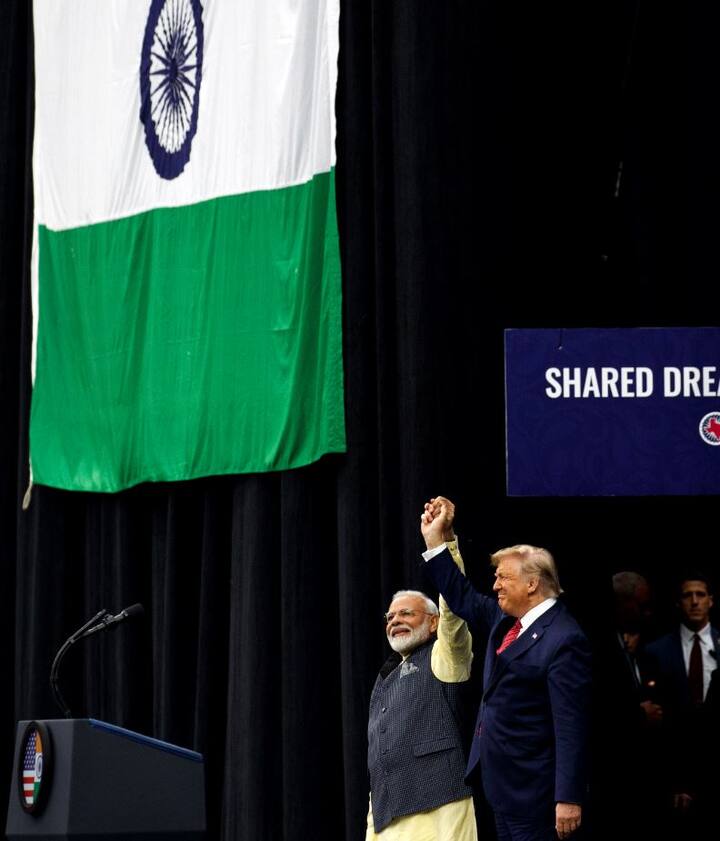 पीएम मोदी ने जब परिचय खत्म किया तो एक बार फिर दोनों ने हाथ मिलाए.