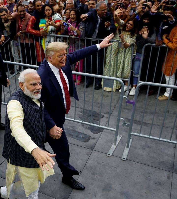 दोनों के चेहरों पर मुस्कुराहट झलक रही थी.