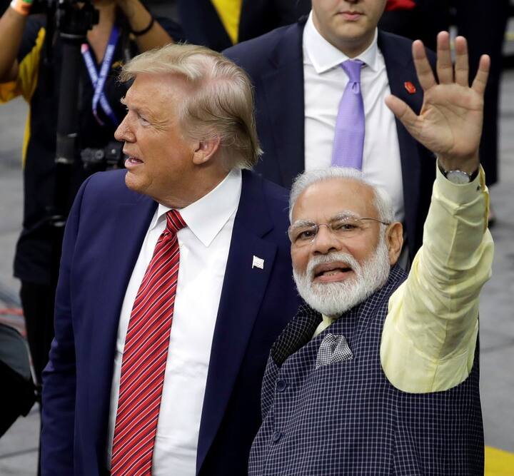 रास्ते में कई बार मोदी का हाथ थपथपाया.