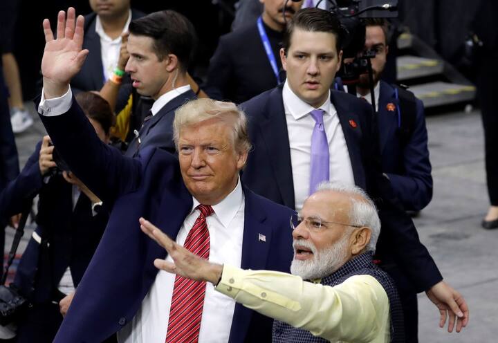 भारतीय ढोल की थाप पर दोस्ती की ये जुगलबंदी दुनिया को दिखाई दी. करीब-करीब 4 मिनट तक दोनों ने एक दूसरे का हाथ नहीं छोड़ा.