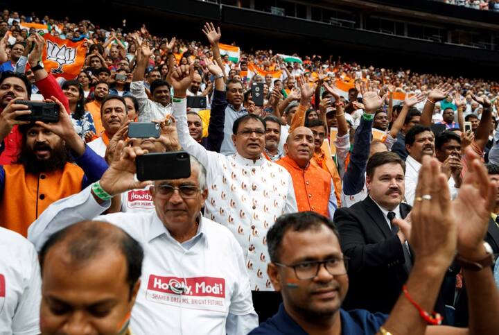 हाउडी मोदी कार्यक्रम में भारतीय मूल के लोग वीडियो बनाते और सेल्फी लेते नजर आए.