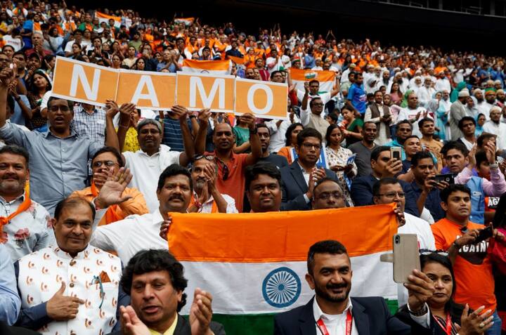 स्टेडियम में लोग पीएम मोदी के बैनर और पोस्टर लेकर पहुंचे थे.