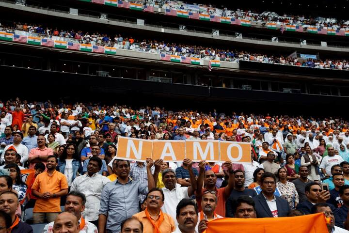 स्टेडियम में चारों और भगवा रंग में नमो लिखा नज़र आ रहा था.