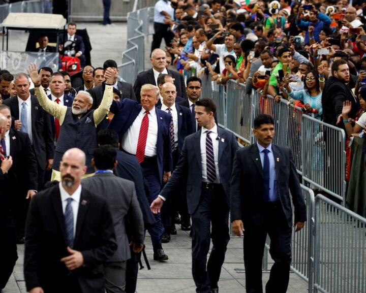 पीएम मोदी जब राष्ट्रपति ट्रंप को लेकर मंच पर पहुंचे तो रास्ते में स्वागत के लिए बच्चे खड़े थे. इन्हीं बच्चों में एक ने जब सेल्फी का आग्रह किया तो ट्रंप और मोदी दोनों ने रूक कर फोटो खिंचवाई.