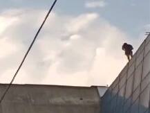 दिल्ली: 15 घंटे से 7वीं मंजिल पर बैठा युवक दे रहा आत्महत्या की धमकी, टिक टॉक पर हैं 50 लाख फॉलोवर्स