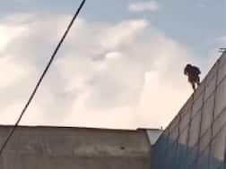 दिल्ली: 15 घंटे से 7वीं मंजिल पर बैठा युवक दे रहा आत्महत्या की धमकी, टिक टॉक पर हैं 50 लाख फॉलोवर्स