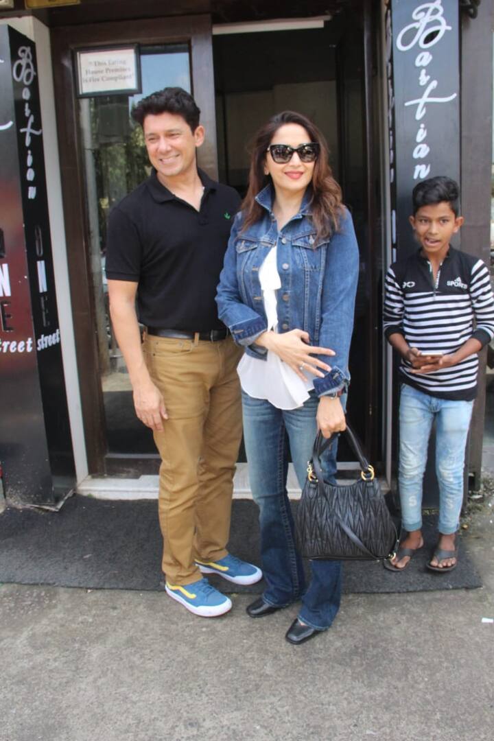 वहीं अभिनेत्री माधुरी दीक्षित पति श्रीराम नेने के साथ लंच के बाद स्पॉट हुईं. (Photo Credit: Manav Manglani)