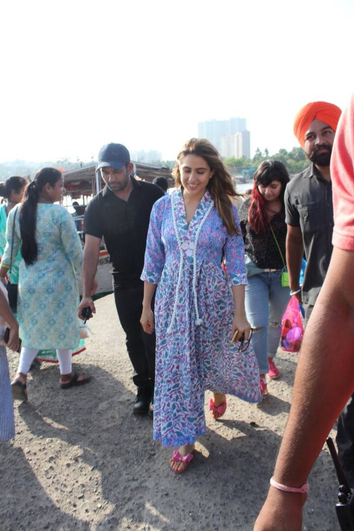 सारा अली खान को शूटिंग के बाद पैपराजी ने कैमरों में क्लिक किया. (Photo Credit: Manav Manglani)