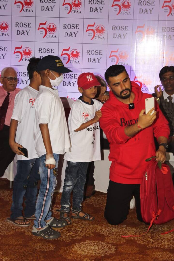 अभिनेता अर्जुन कपूर मुंबई में स्पेशल चिल्ड्रन के साथ रोज डे सेलिब्रेट करते दिखाई दिए. (Photo Credit: Manav Manglani)