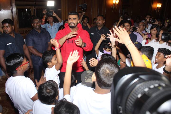 इस दौरान अर्जुन ने सभी बच्चों के साथ खूब मस्ती की. (Photo Credit: Manav Manglani)