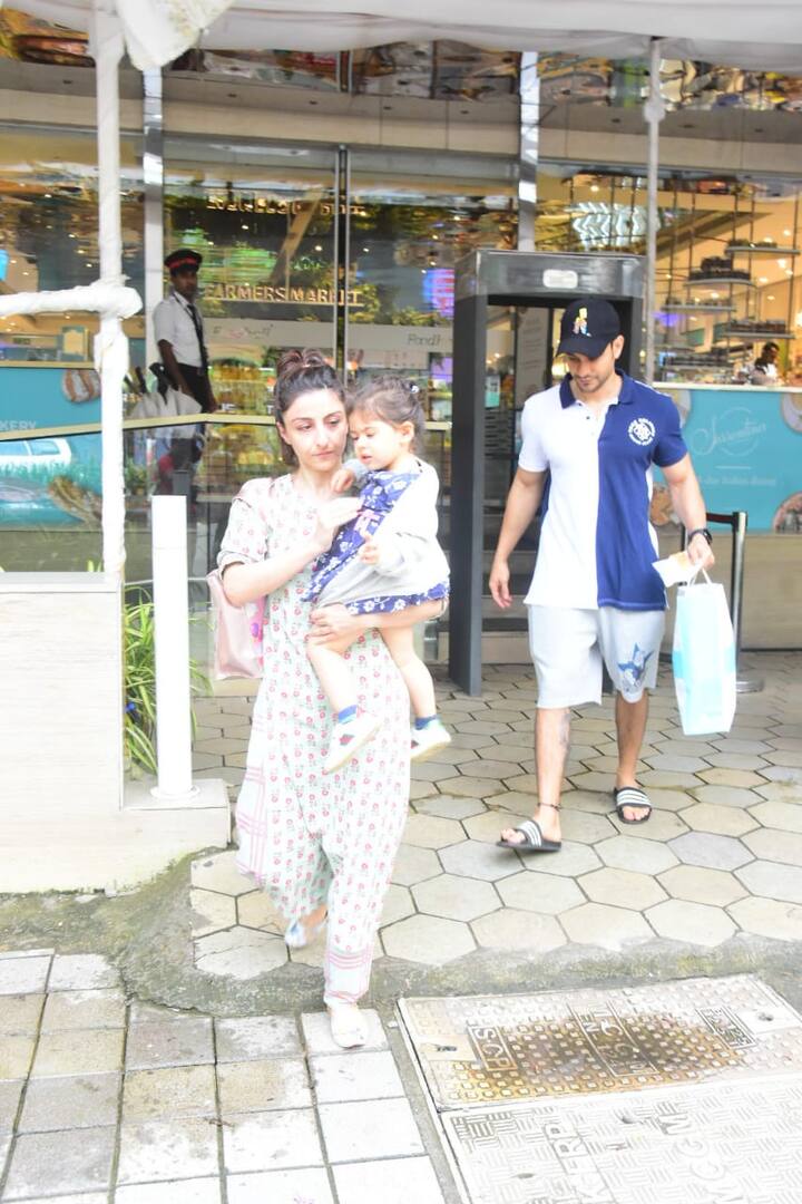 ऐसे में हाल ही में वो इनाया और कुणाल के साथ मुंबई में शॉपिंग पर स्पॉट की गईं. (Photo Credit: Manav Manglani)