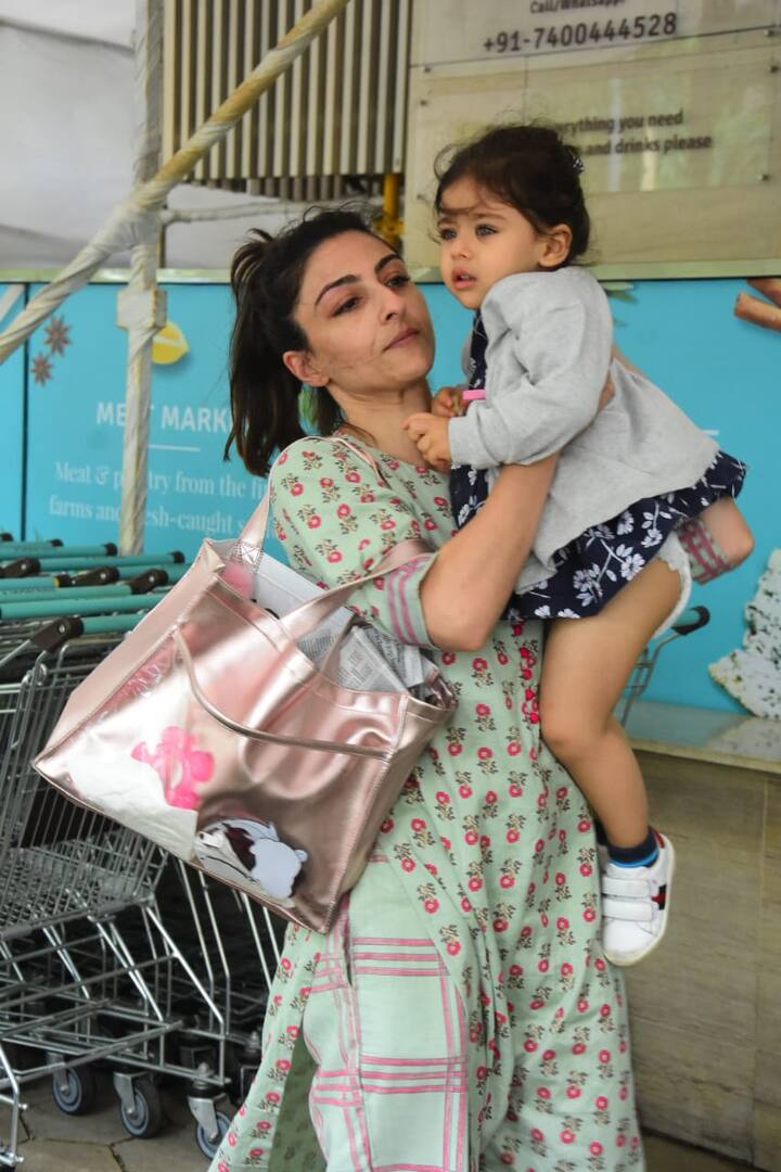 इनाया को गोद में उठाती सोहा अली खान. (Photo Credit: Manav Manglani)